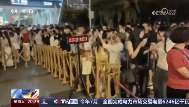 【央视报道】南昌八一广场设限时“专属C位”，游客打卡拍照更有序
