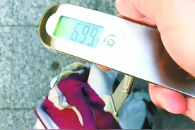 小学生书包有多重？超10斤相当于背袋大米，爷爷奶奶也背不动图片