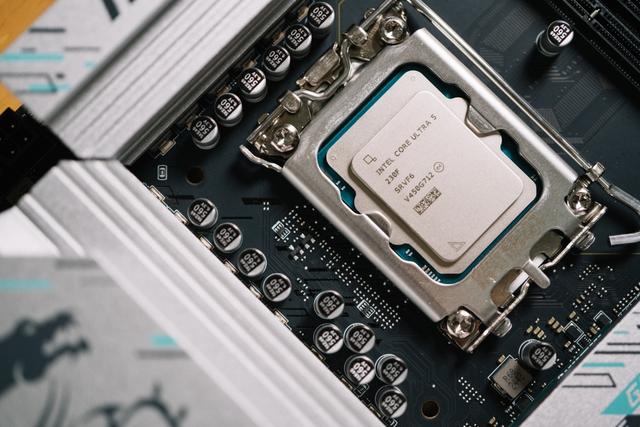 哪边性价比高？英特尔酷睿Ultra 5 230F与AMD锐龙5 9500F对比测试