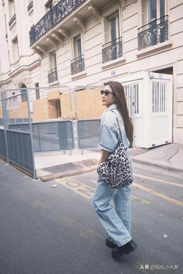 陈梦亮相巴黎时装周，一袭挂脖衣性感迷人，梦姐不打球穿衣好大胆