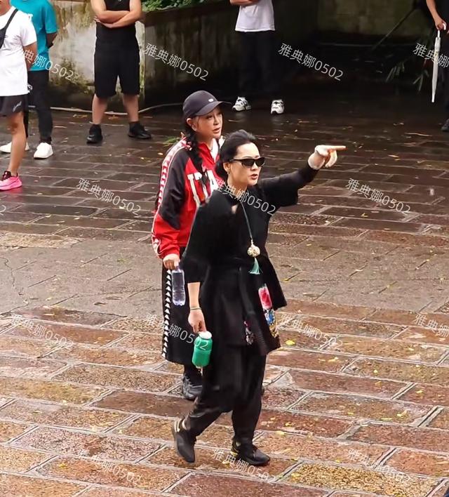 刘晓庆70的年纪18的打扮宁静矮黑胖，夕阳红老年团硬夸成一路繁花