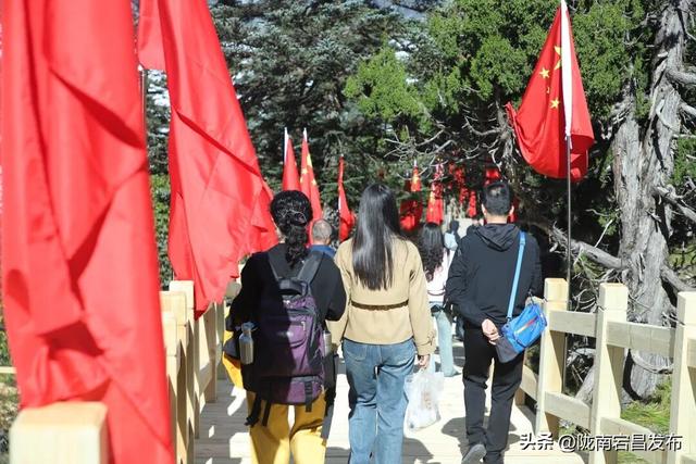 国庆登雷古山：红染群山处 云海伴咖啡