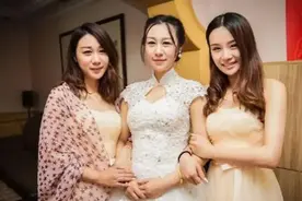 “最年轻婆婆”走红网络，新娘委屈，亲家母尴尬图片
