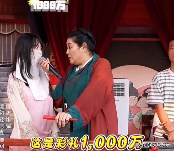 女子相亲彩礼要1000万,王婆现场翻脸,真实面目曝光,网友喊封杀(图4) 女子相亲彩礼要1000万,王婆现场翻脸,真实面目曝光,网友喊封杀(图4)