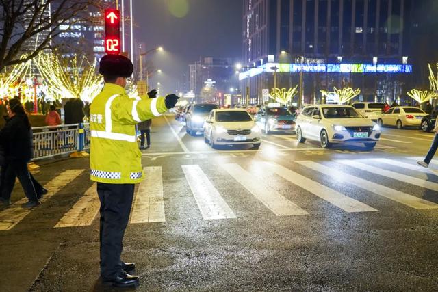 这么亮,那么美,泰达街在人潮中守住元宵夜繁华