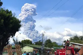 突发！菲律宾一火山喷发，灰柱高达3000米​，“有进一步加剧的可能”图片