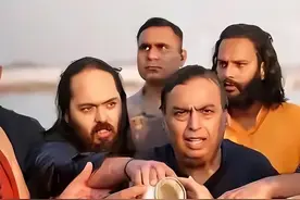 印度首富全家泡“脏河”，300斤儿子被搀扶下水，高种姓儿媳陪同图片