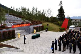 英雄“归队”！两名烈士忠骨被迁入烈士陵园图片