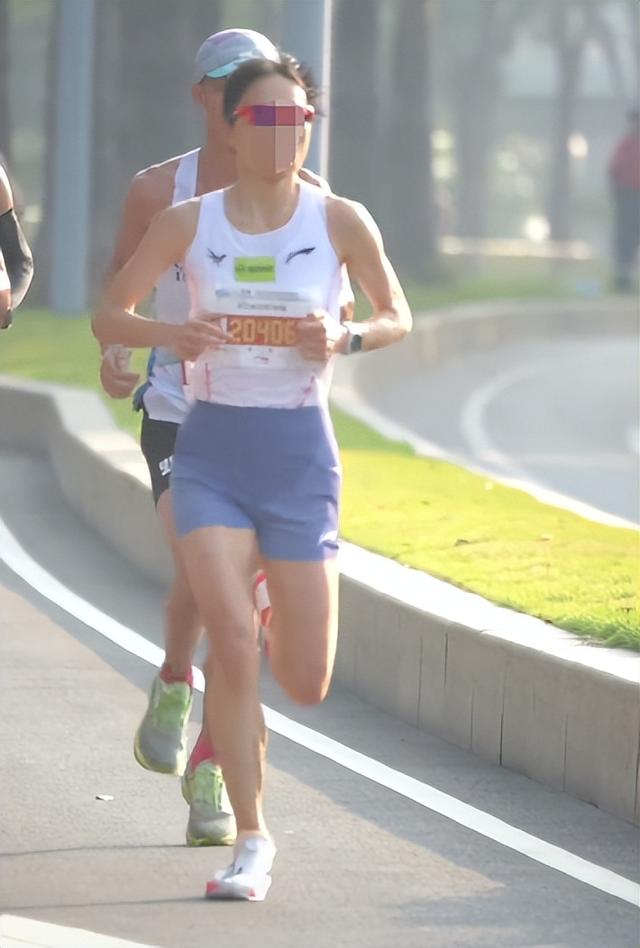 最快女护士风波再起，白岩松惹火上身，官媒出手句句戳打工人心坎