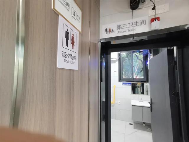 方便游长江大桥的游客“方便” 武汉首座潮汐公厕对外开放
