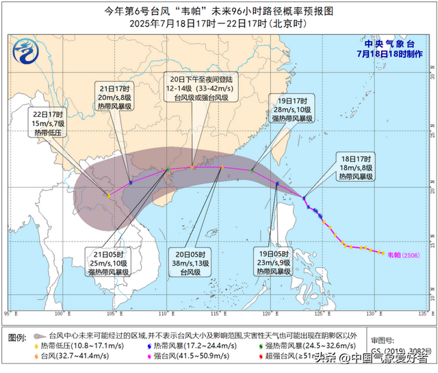 深圳交警雨中徒手清理被堵下水道