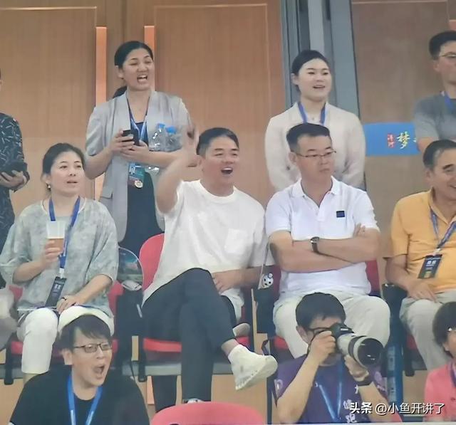刘强东豪横看苏超！边喝啤酒边扭秧歌，这才是人生赢家！