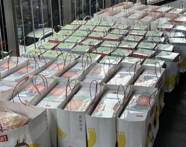 泡泡玛特股价大跌，LABUBU 二手市场崩盘，发生了什么？