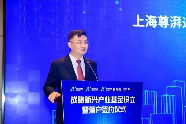 一个都跑不掉！华为600万年薪高管，带13人偷芯片，如今下场解气