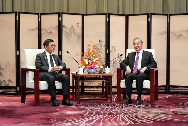 大打出手的泰柬两国，在中国握手言和，王毅对柬埔寨提出一大希望