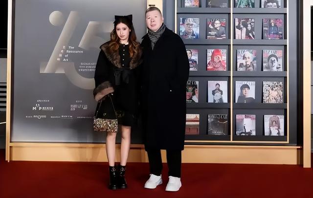 徐帆回应离婚5个月	，冯小刚近况曝光，他的“小心思	”再藏不住了