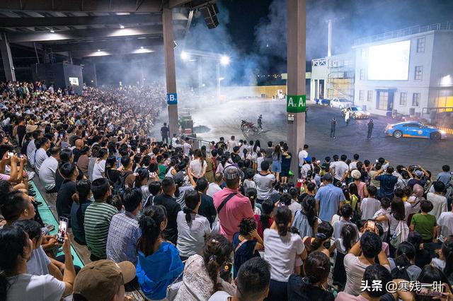 国庆假期首日，浙江象山影视城被挤爆了！游客：低估了夜游的魅力