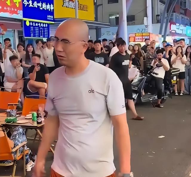 丢人到国外！男子给老外下跪后续，老外和女伴一脸得意，原因炸裂
