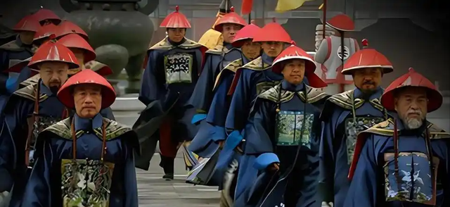 和珅出上联：三斤四两五花肉，纪晓岚对出下联，和珅吓得当场下跪