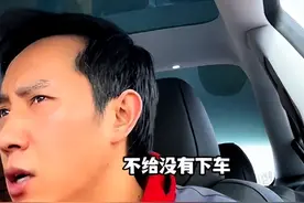 现代版“何不食肉糜”，小伙请农民工看哪吒，要碗面钱却被轰下车图片