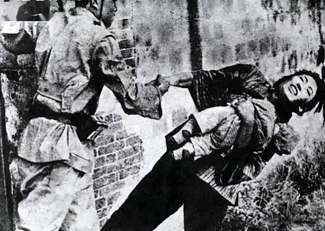 身体被割裂，被剥光衣服，泼水冻在檐下， 她为何不惧敌人的摧残？