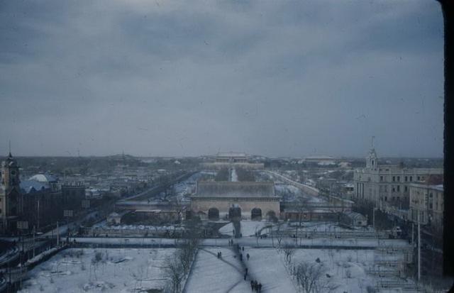 在档案馆里发现罕见照片，1940年代的天安门居然是这个样子。
