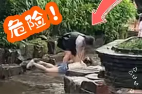 闹大了！女子被闺蜜按水中阻止呼吸：脱力呛水，差点窒息溺到水！图片