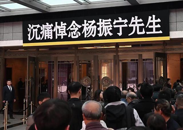 原来杨振宁葬礼当天，93岁弟弟杨振汉露面，透露哥哥一大未了心愿