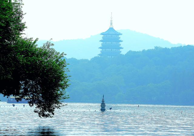 西湖：一砚秋水写晨光