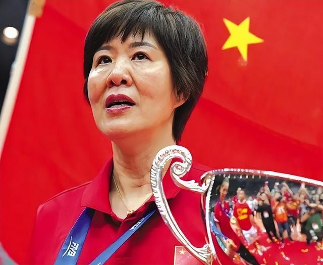 从“铁榔头”到“整容狂魔”，65岁的郎平整容失败，样貌僵硬别扭