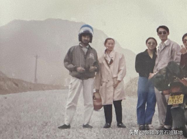 九十年代泽普石油基地青年户外游玩。