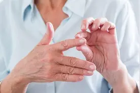 早上起床后，双手发胀，五指握不拢，但过会又好了，这是咋回事？图片