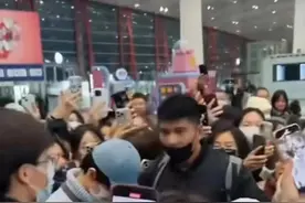 冲上热搜！王俊凯机场怒怼代拍图片