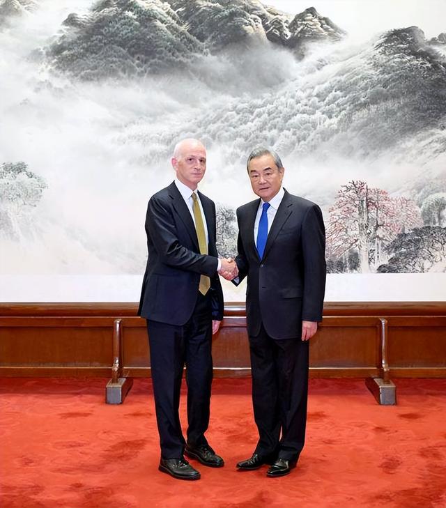 美贵客在北京入座，王毅2字定位中美关系，不是对手，更不是敌人