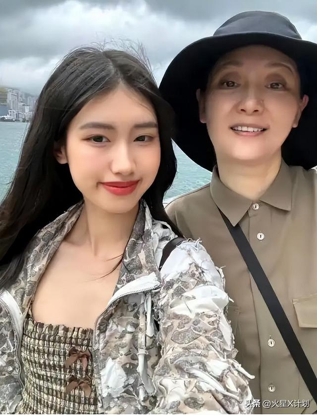 徐帆回应离婚5个月	，冯小刚近况曝光，内心早已看透一切