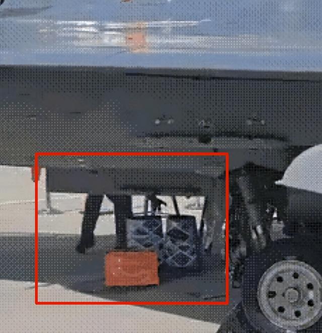 印度战机又“爆雷”，迪拜航展漏油，用手提袋救场，难掩军工隐患