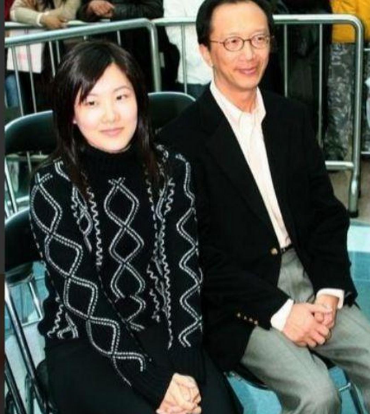 伏明霞24岁嫁50岁百亿富翁，如今丈夫七旬、儿子才21：她后悔不？