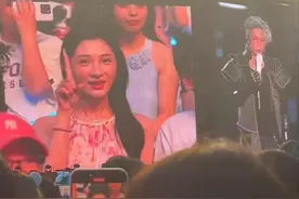 薛之谦演唱会眼镜男子，发视频澄清，女主是前任，这次费用是AA的图片