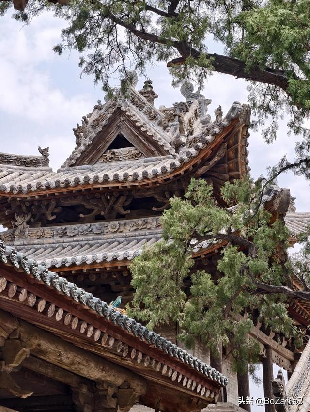 窄巷闯进城隍庙，古柏广场豁然开朗，压缩美学惊艳
