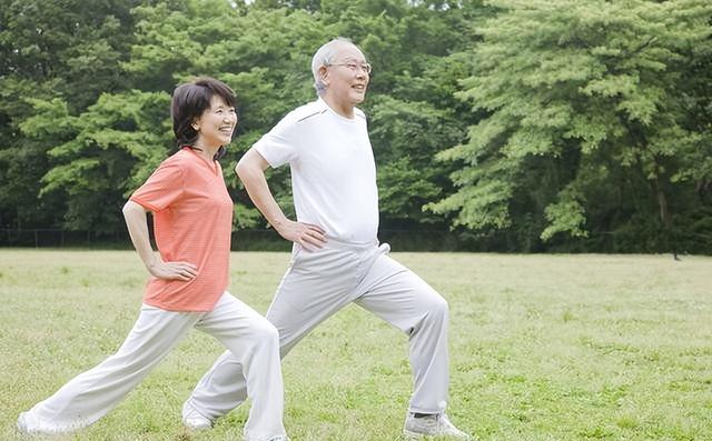 经常散步到底好不好？提醒：60岁以后，散步时要注意好这4点