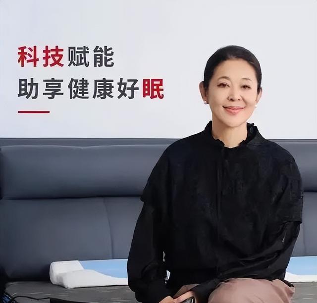 临近年关	，轻松"拿捏"霍启刚的郭晶晶，竟意外走上了倪萍的老路