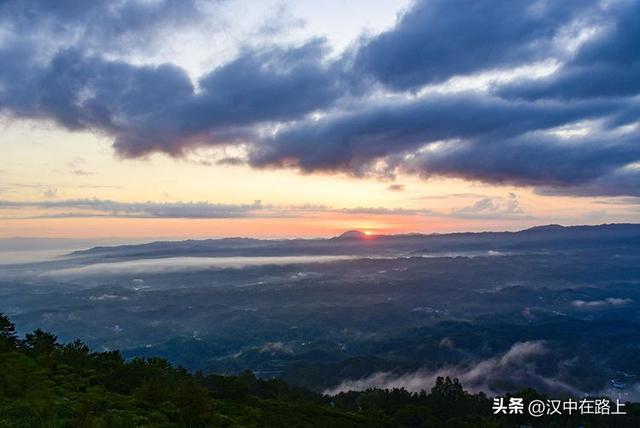 汉中云峰寺日出：金光照破雾千层，半是仙踪半是尘​！