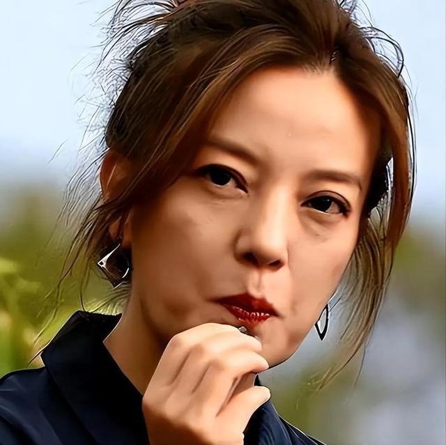 婚姻事业全无，消失4年后，49岁赵薇再曝近况，胃癌传闻真相曝光