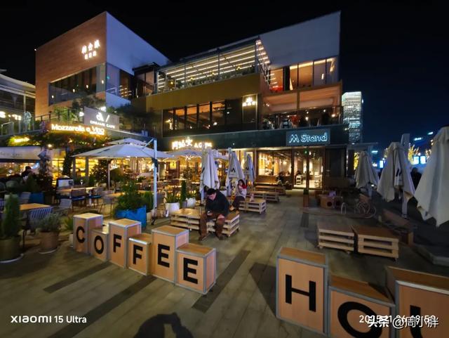 上海GateM西岸梦中心，为开封滨湖商业提供了湖畔松弛感的参考