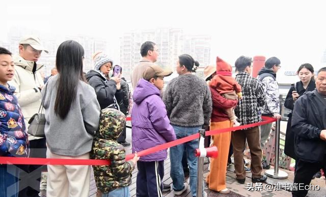 爆满！今天无锡这里排起长队