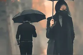 妻子深夜和陌生男子喝酒，被丈夫偶然遇见他们的秘密！！！图片