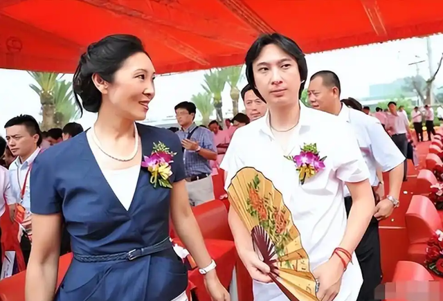 71岁王健林现身新疆，近照骨瘦如柴，王思聪却在国外和女友狂欢