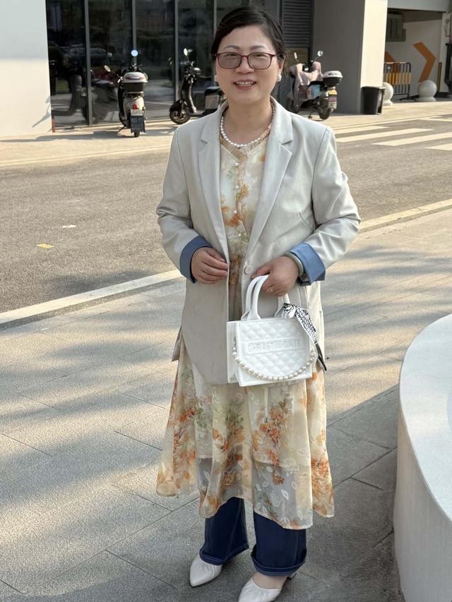 等我老了，绝不穿“花衣服”，瞧瞧这些60岁阿姨的打扮，多洋气