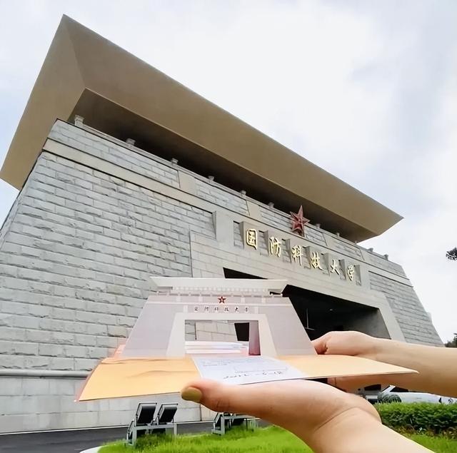 儿子被国防科技大录取，妈妈发朋友圈庆贺，亲戚的回复让人心寒