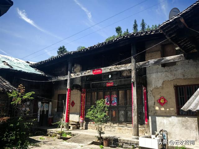 秦岭深山一条导航不出来的路,却是一条千年古道,有老屋有古树